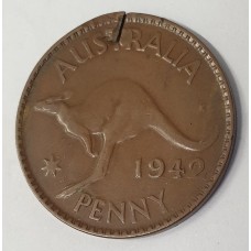AUSTRALIA 1942 .  ONE 1 PENNY . ERROR . DEFECTIVE PLANCHET . FOREIGN OBJECT REMOVED